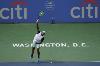 Nick Kyrgios, de Australia, saca durante un match contra el estadounidense Reilly Opelka en Washington que fue aplazado del día anterior por mal tiempo, 5 de agosto de 2022. (AP Foto/Carolyn Kaster)