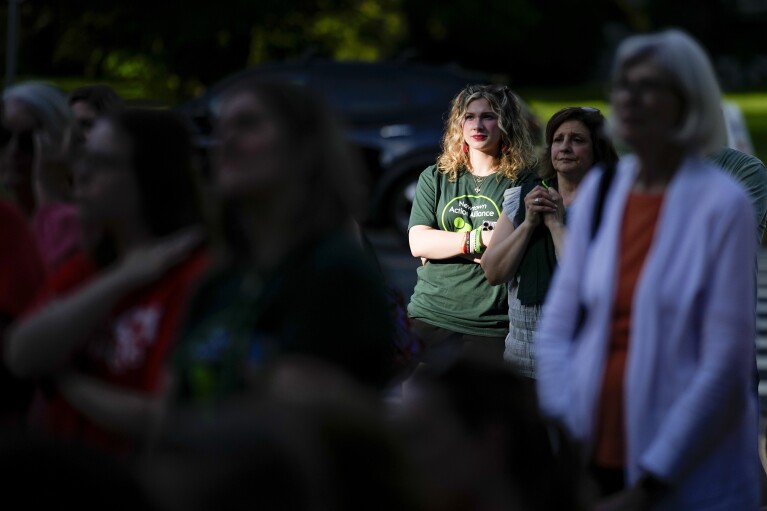 Les résidents locaux se joignent aux survivants de la fusillade de l'école primaire de Sandy Hook en 2012 pour un rassemblement contre la violence armée le vendredi 7 juin 2024 à Newtown, Connecticut.  (Photo AP/Bryan Woolston)