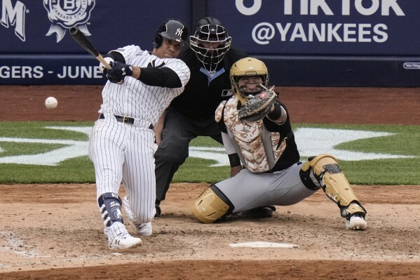 El dominicano de los Yankees de Nueva York Juan Soto batea un sencillo en la octava entrada del juego ante los Medias Blancas de Chicago el sábado 18 de mayo del 2024. (AP Foto/Frank Franklin II)