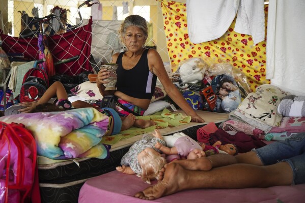 Moradores descansam em abrigo temporário para pessoas cujas casas foram inundadas pelas fortes chuvas em Canoas, Rio Grande do Sul, Brasil, quarta-feira, 8 de maio de 2024.  (AP Photo/Carlos Macedo)