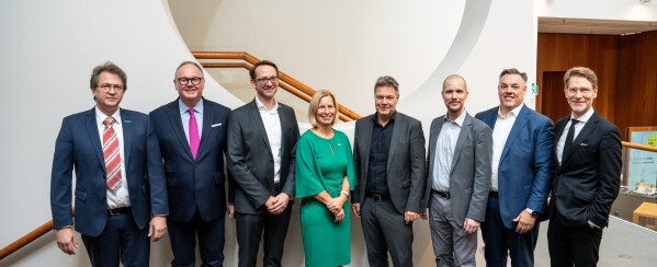 v.l.n.r.: Dr. Utz-Uwe Haus (Head of HPE HPC/AI EMEA Research Lab), Harald Christ (Chairman Christ&Company), Thomas Saueressig (Vorstandsmitglied der SAP), Dr. Tanja Rückert (Geschäftsführerin der Robert Bosch GmbH), Dr. Robert Habeck (Bundeswirtschaftsminister & Vizekanzler), Jonas Andrulis (CEO & Gründer Aleph Alpha), Rolf Schumann (CEO Schwarz Digits), Dr. Florian Stegmann (Chef der Staatskanzlei) / Bildrechte: Mark Bollhorst / More information via ots and www.presseportal.de/en/nr/172447 / The use of this image for editorial purposes is permitted and free of charge provided that all conditions of use are complied with. Publication must include image credits.