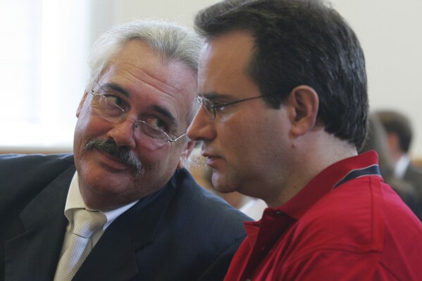 Defense attorney Gerald Kelly confers with defendant Stephen Stanko during a pretrial hearing at the Georgetown County Courthouse in Georgetown, S.C., Monday, July 31, 2006. (AP Photo/Tom Murray, Pool, File)