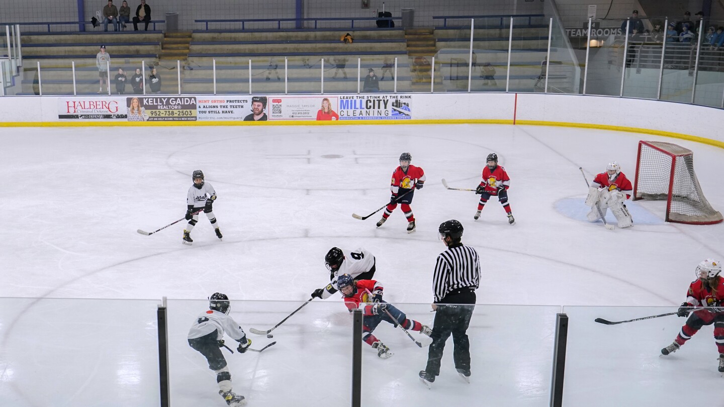 Децата играят хокей по-умело и с уважение от всякога, но все още има груби неща на леда