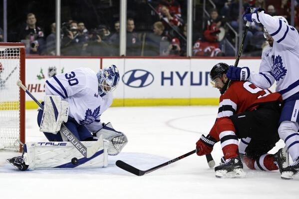Matthews' hat trick helps Maple Leafs earn comeback win over