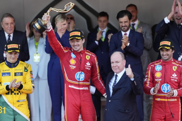 2024年5月26日，星期日，摩纳哥，法拉利车手查尔斯·勒克莱尔（Charles Leclerc）在摩纳哥赛道赢得了摩纳哥一级方程式大奖赛（F1）后，在领奖台上庆祝。（美联社照片/卢卡·布鲁诺）