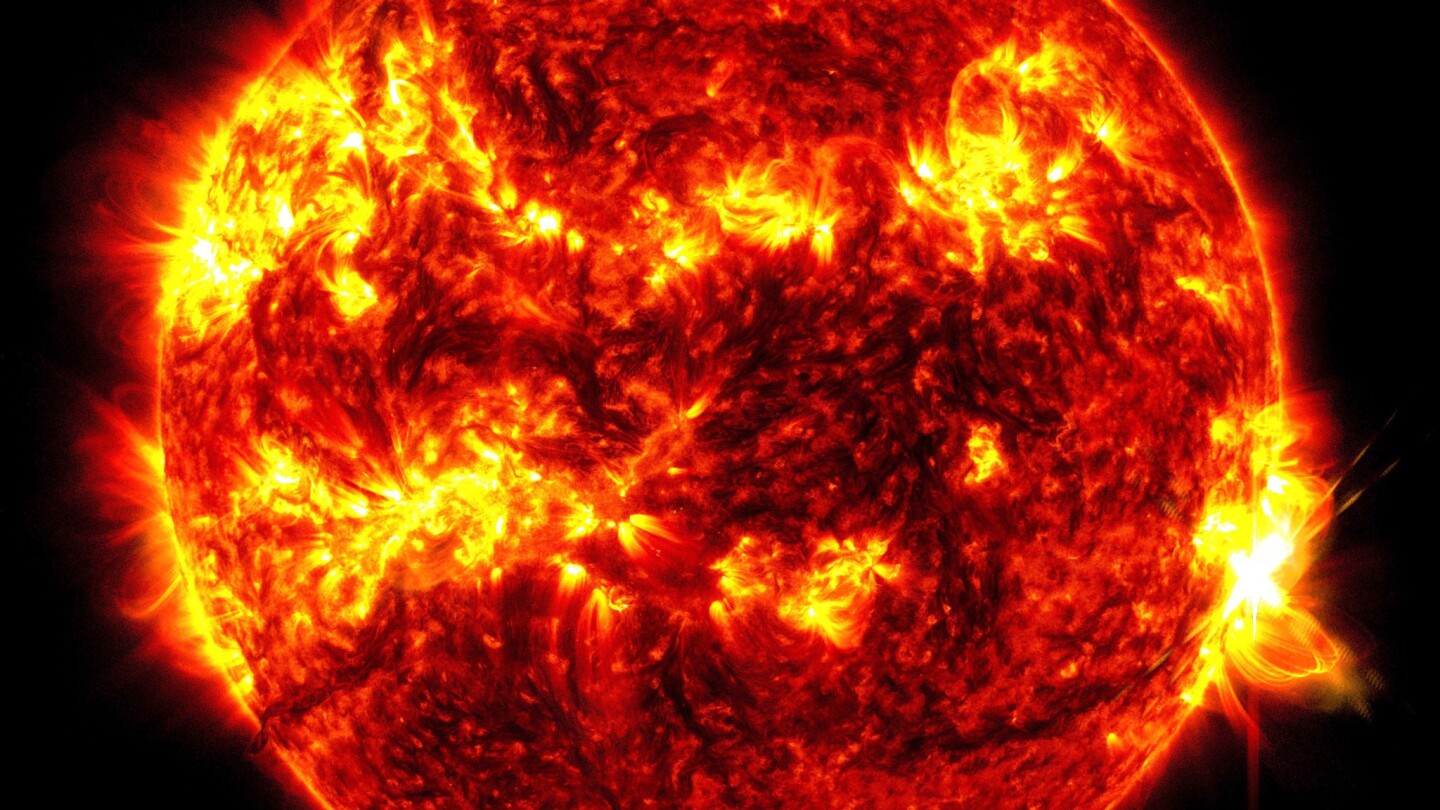 Matahari mengeluarkan jilatan api matahari terbesarnya dalam hampir satu dekade