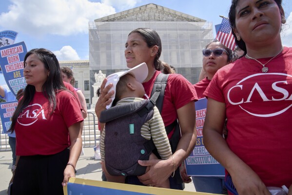 A woman from Casa Maryland holds her 9 -month -old baby when she summarizes on Thursday, May 15, 2025, outside the Supreme Court in Washington to support the legal prosecutor. (AP Photo/Jacquelyn Martin)