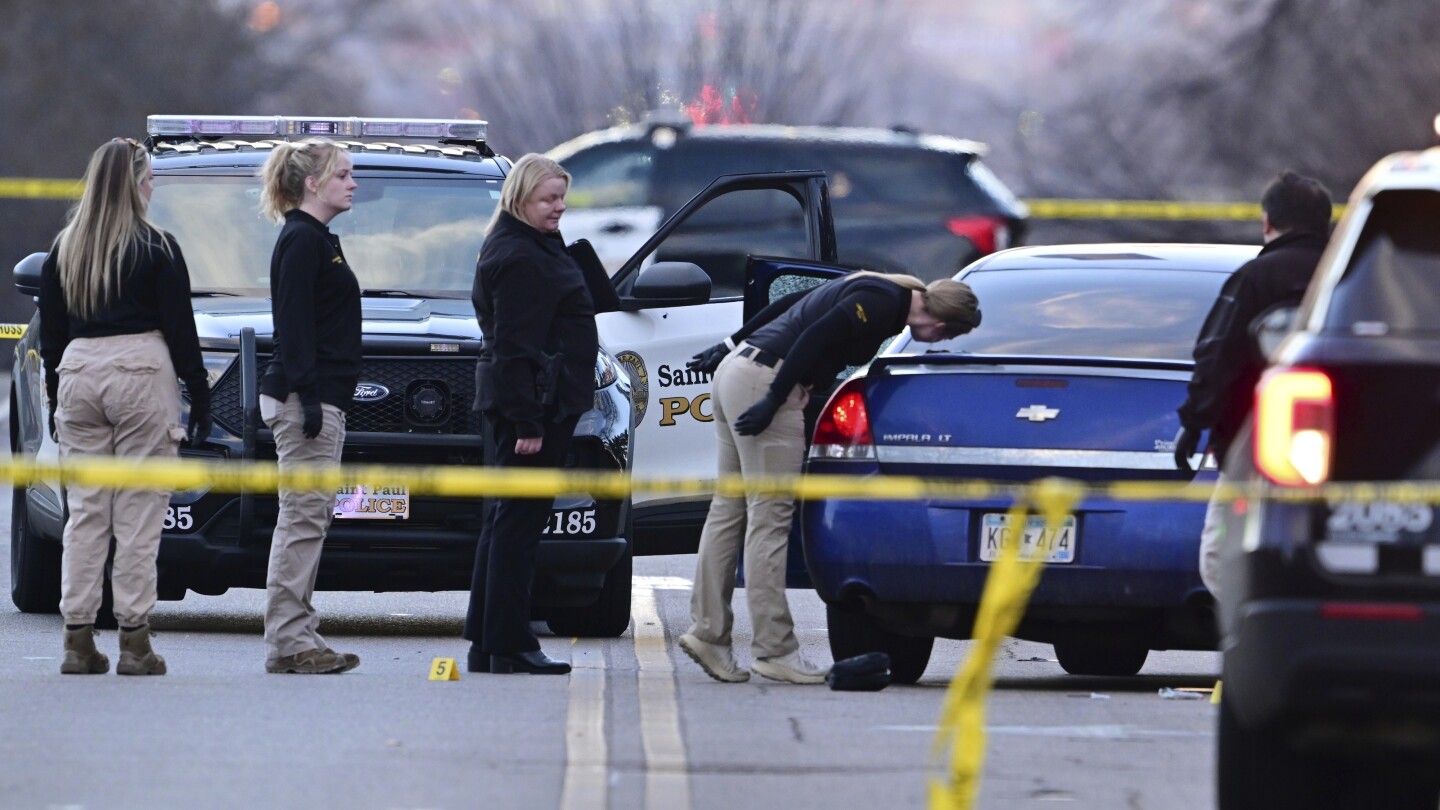 Полицейски служител от Минесота беше освободен от фаталната стрелба по мъжа, който пръв го е застрелял