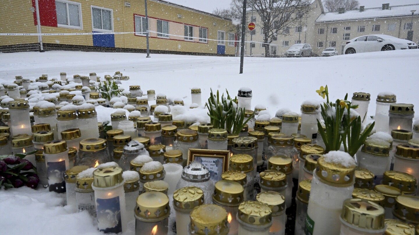 Опечалени се събраха пред финландско училище Стрелецът уби едно 12-годишно и рани 2-ма