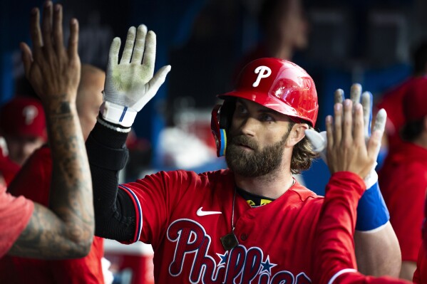 Bryce Harper celebrates birthday with HR, Phillies win in Game 1