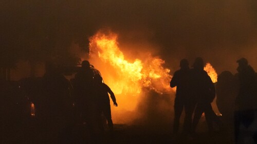 Jóvenes se enfrentan a agentes de policía en Nanterre, a las afueras de París, el 29 de junio de 2023. (AP Foto/Christophe Ena)