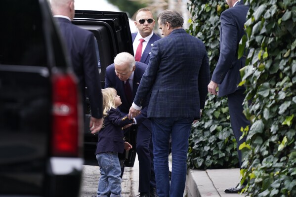 2024 年 2 月 4 日星期日，總統喬·拜登（中）在洛杉磯常春藤餐廳用餐後與孫子博（左）交談，兒子亨特·拜登（右）在一旁觀看。今天是亨特·拜登的生日。 （美聯社照片/斯蒂芬妮·斯卡布勒）