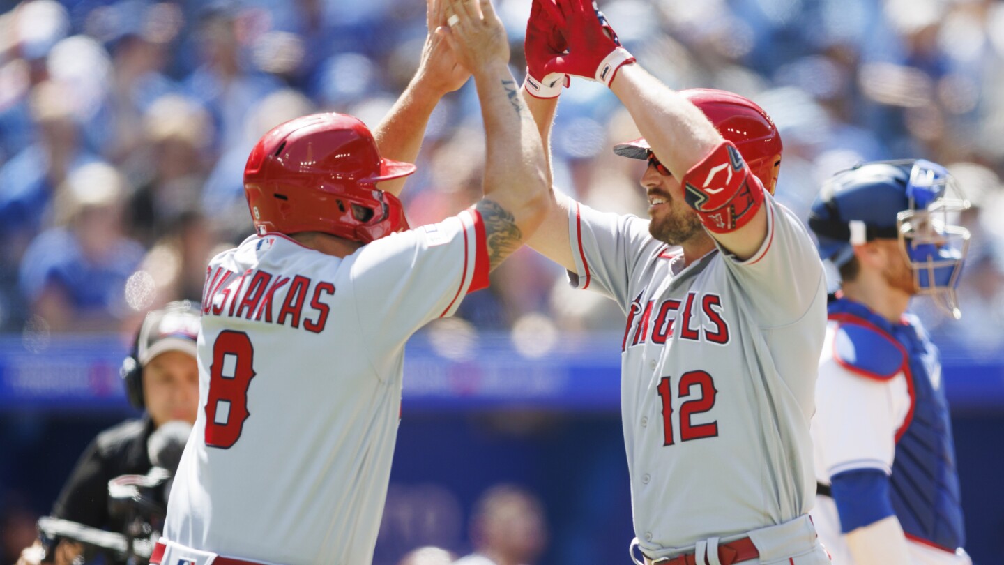 Bobby Abreu's single in ninth leads Angels past Jays