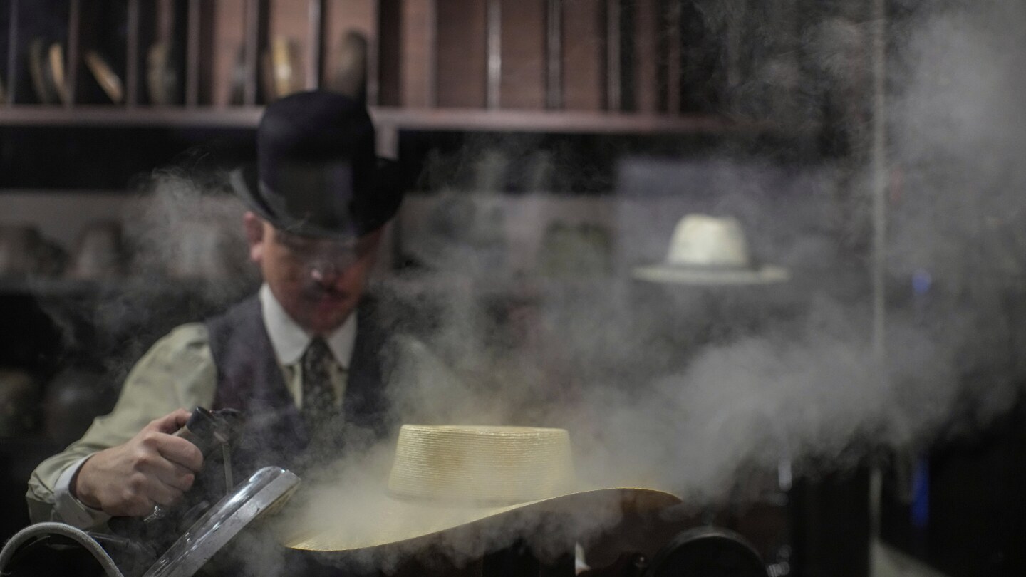 Una centenaria tienda en Chile recupera un siglo de historia a través de los sombreros
