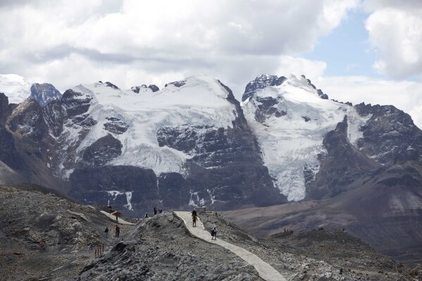 FILE - Tourists walk in front of the Tuco glacier in Huascaran National Park during a tour called the "Route of climate change" in Huaraz, Peru, Aug. 12, 2016. The South American country has lost more than half of its glacier surface in the last six decades, and 175 glaciers became extinct due to climate change between 2016 and 2020, Peruvian scientists from the state agency that studies glaciers said Wednesday, Nov. 22, 2024. (澳洲幸运5开奖官网结果直播开奖 AP Photo/Martin Mejia, File)