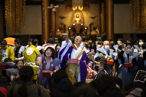 A high -end monk and celebrities launch lucky beans during the annual part 