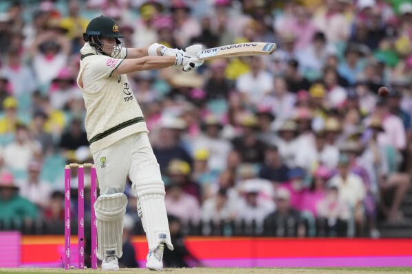 Australia's Steve Smith pulls the ball for 4 runs against Pakistan on the second day of their cricket test match in Sydney, Thursday, Jan. 4, 2024. (AP Photo/Rick Rycroft)