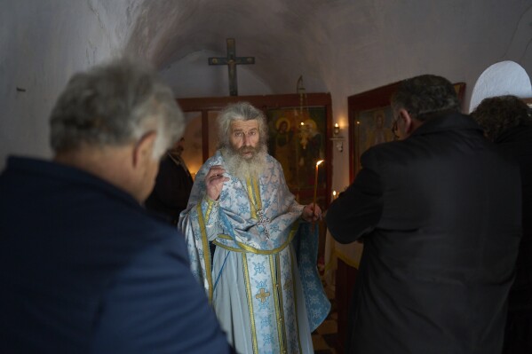 O monge cristão ortodoxo Padre Spyridon de Amorgos conduz a Divina Liturgia na capela de Panagia Evangelistria, na ilha de Amorgos, Grécia, na terça-feira, 25 de março de 2025. (AP Photo/Petros Giannakouris)