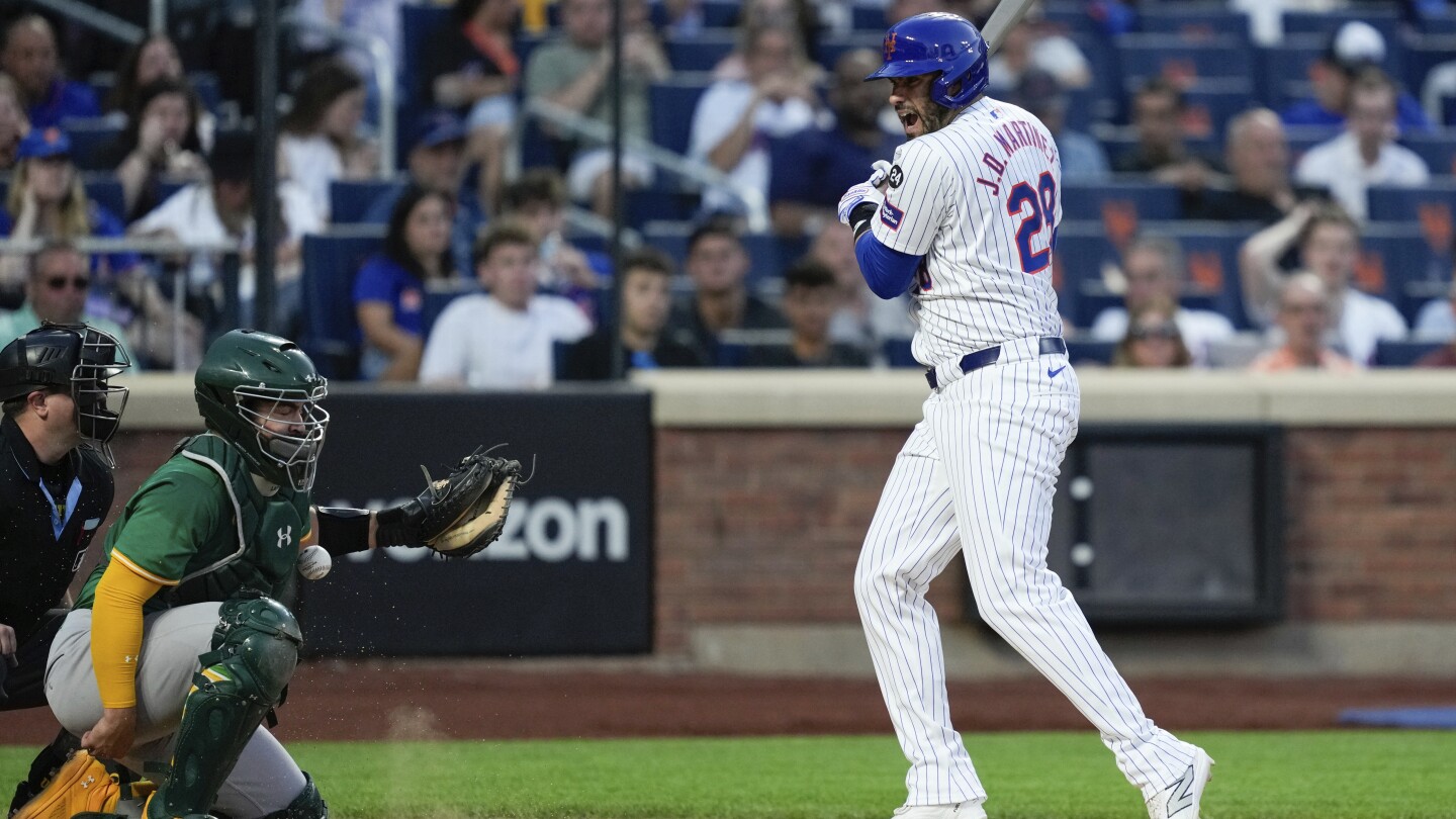 Играчът на Mets J.D. Martinez напусна с натъртване на лакътя, след като беше ударен от пода