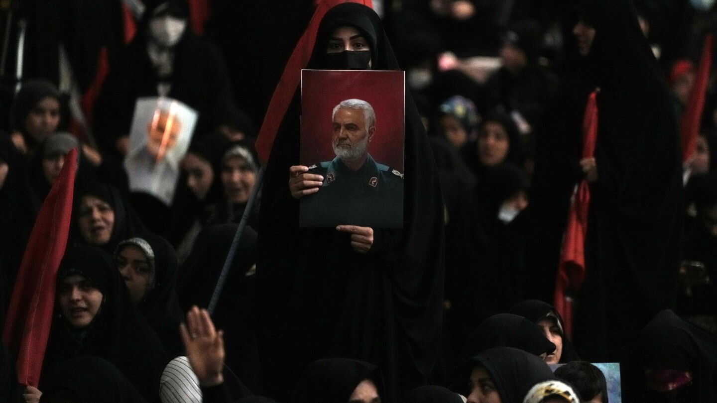 ТЕХЕРАН, Иран (AP) — За иранците, подкрепящи теокрацията в страната,