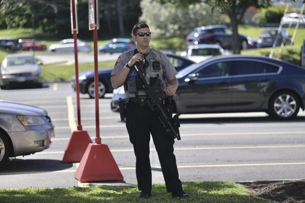Police: Gunfire at mall; no one shot, but 3 hurt fleeing