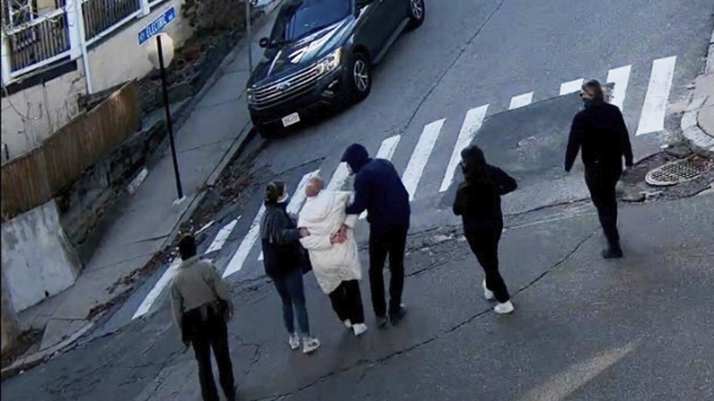 Abogado de estudiante turca de Tufts detenida por federales exige al gobierno que la presente
