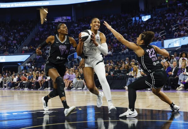 La pívot de las Golden State Valkyries, Temi Fagbenle (14), y la base Veronica Burton (22) defienden a la pívot de las Las Vegas Aces, A'ja Wilson, en la primera mitad de un partido de baloncesto de la WNBA, el sábado 7 de junio de 2025, en el Chase Center de San Francisco, California. (Yalonda M. James/San Francisco Chronicle vía AP)