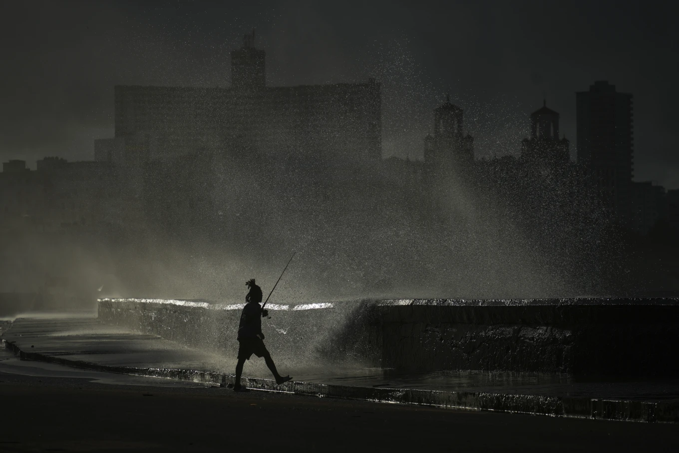 AP Photo/Ramon Espinosa | Bildquelle: AP © Ein Angler am Havannas Malecón während eines Stromausfalls. | Bilder sind in der Regel urheberrechtlich geschützt