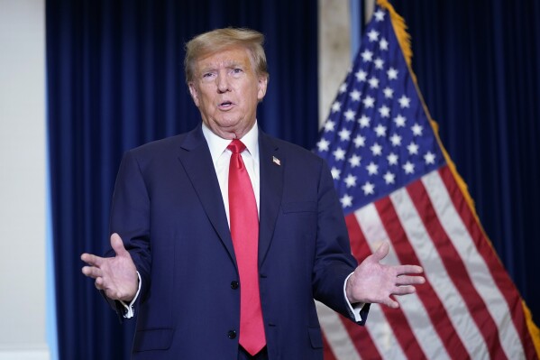 El expresidente Donald Trump habla con los medios de comunicación en un hotel de Washington, el martes 9 de enero de 2024, después de asistir a una audiencia ante el Tribunal de Apelaciones del Circuito de DC en el tribunal federal de Washington. (Foto AP/Susan Walsh)