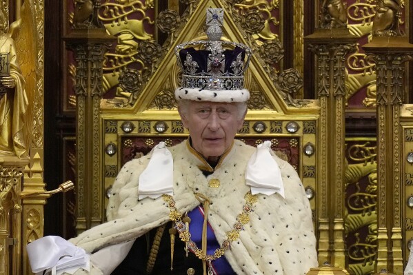 ARQUIVO - O rei Carlos III da Grã-Bretanha faz uma pausa durante a abertura oficial do Parlamento no Palácio de Westminster, em Londres, em 7 de novembro de 2023. O rei Carlos III não sairá muito nas próximas seis semanas - e não é por causa de sua contínua tratamentos contra o câncer.  Pouco depois de o primeiro-ministro britânico, Rishi Sunak, ter convocado eleições parlamentares antecipadas para 4 de julho, o Palácio de Buckingham disse que todos os membros da família real cancelaram a maior parte dos seus compromissos públicos até depois da votação para evitar fazer qualquer coisa que pudesse desviar a atenção da campanha.  (Foto AP / Alastair Grant, Paul, Arquivo)