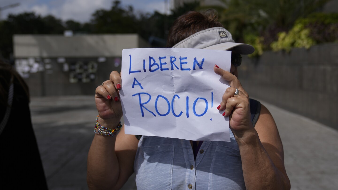 Правозащитни групи са загрижени за благосъстоянието на задържания венецуелски адвокат и активист Росио Сан Мигел