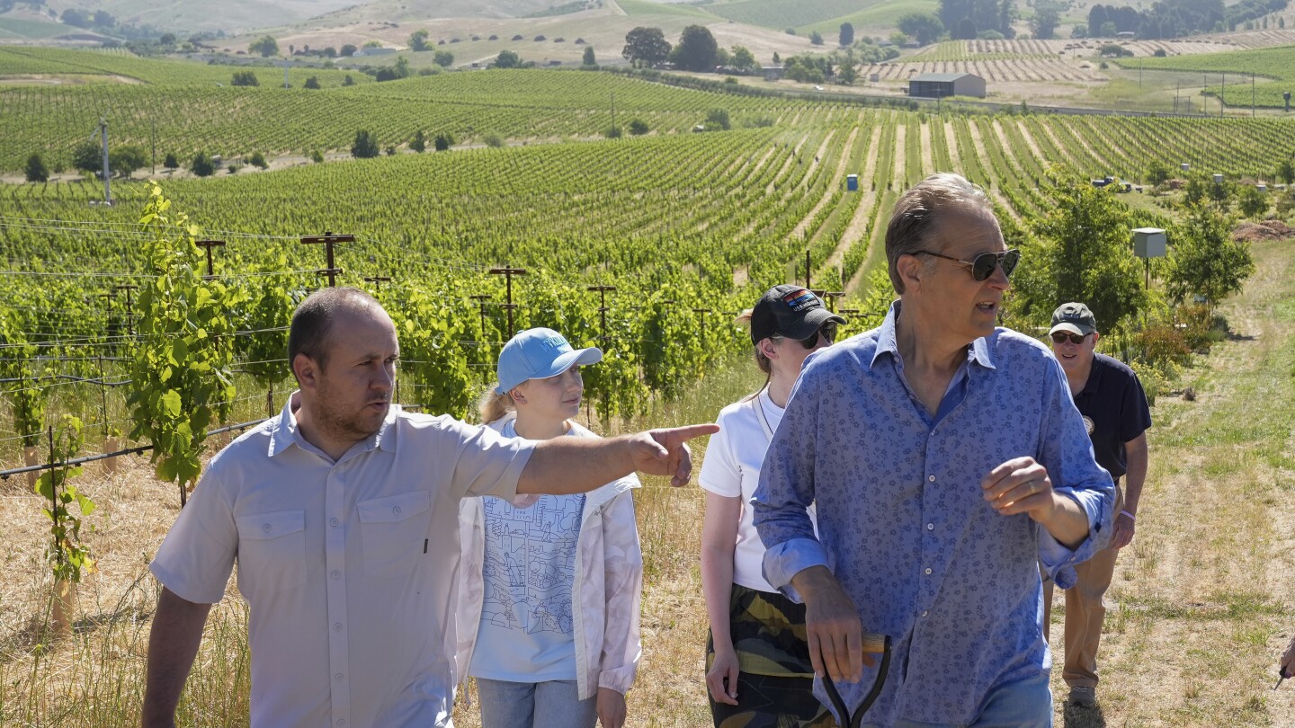 Украински винопроизводители посещават долината Напа в Калифорния, за да научат как да лекуват опустошените от войната лозя