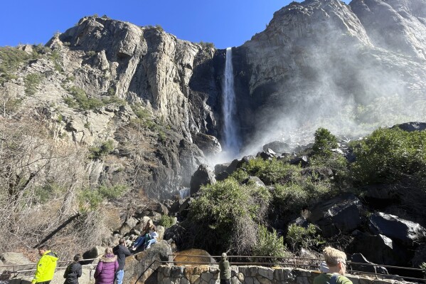 Посетители видят Bridalveil осенний четверг, 20 февраля 2025 года, в национальном парке Йосемити, Калифорния. (AP Photo/Хейвен Дейли)