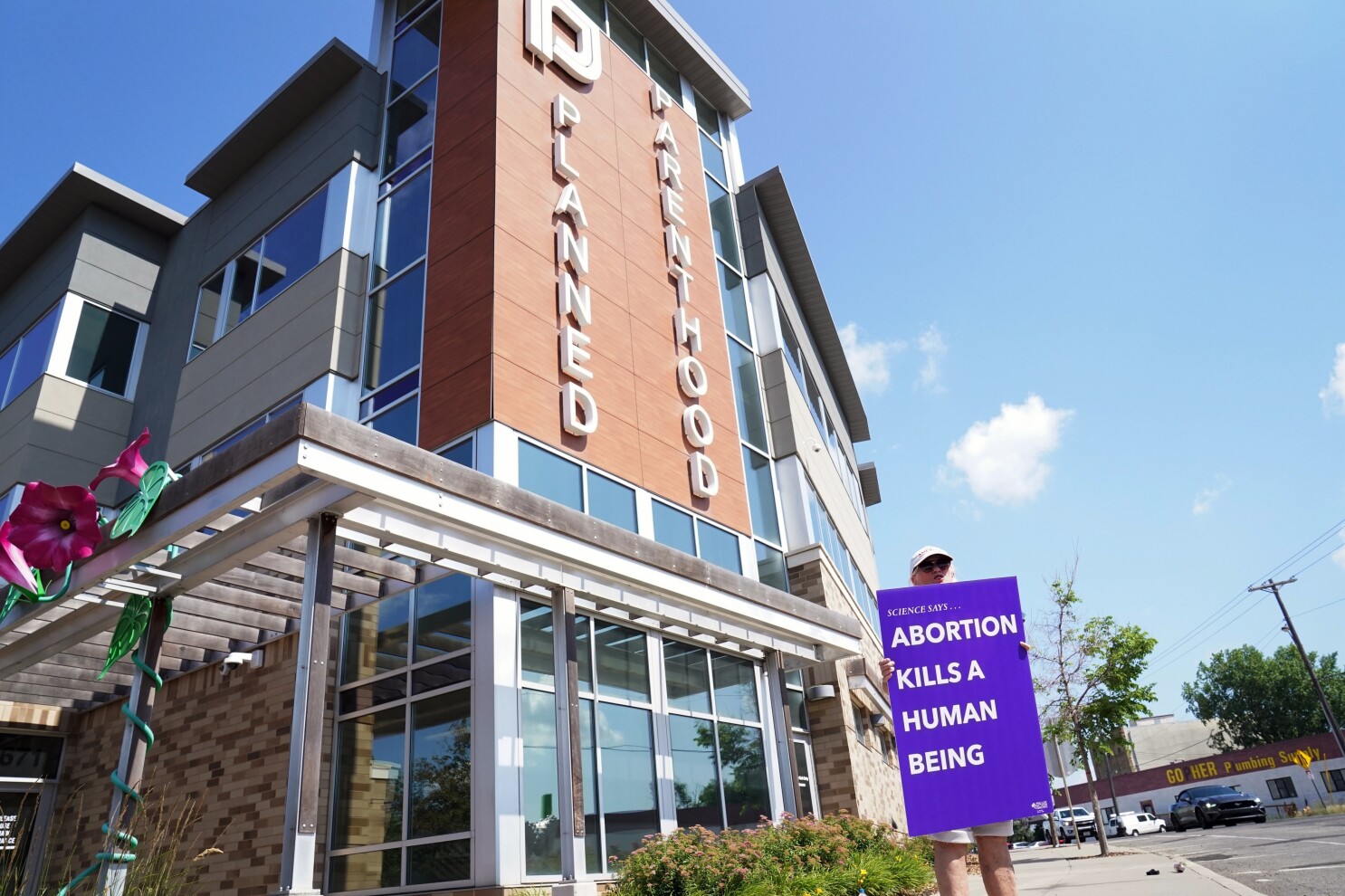 Planned Parenthood to close 4 clinics in Iowa, 4 in Minnesota