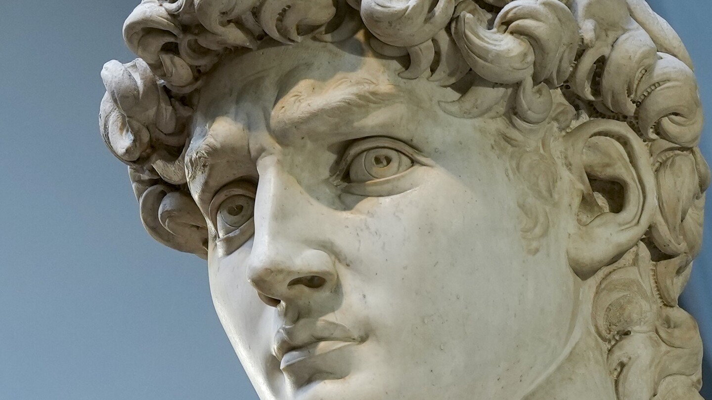 ФЛОРЕНЦИЯ, Италия (AP) — Давид на Микеланджело е извисяваща се