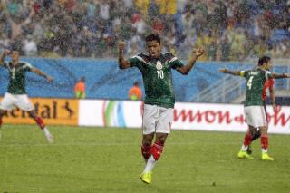 El jugador de México, Giovani Dos Santos, lamenta una decisión del árbitro en un partido contra Camerún por la Copa del Mundo el viernes, 13 de junio de 2014, en Natal, Brasil.  (AP Photo/Ricardo Mazalan)