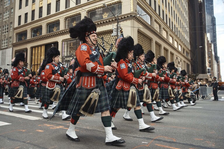 Dudelsackspieler marschieren während der St. Patrick's Day Parade am Samstag, 16. März 2024, in New York entlang der Fifth Avenue.  (AP Photo/Andres Kudacki)