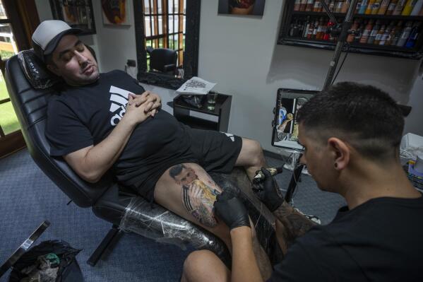 Fan gets Emiliano Martinez golden glove celebration as tattoo