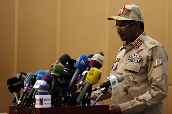 FILE -Gen. Mohammed Hamdan Dagalo, the deputy head of the military council speaks at a ceremony in the capital Khartoum, Sudan, Sunday, Aug. 4, 2019. Sudan's paramilitary leader has announced plans to attend ceasefire talks in Switzerland next month arranged by the United States and Saudi Arabia. (ĢӰԺ Photo, File)