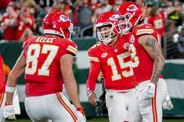 Chiefs visit Vikings after close call last week as Mahomes makes 1st  appearance in Minnesota | AP News