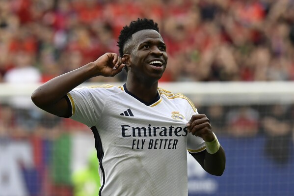 Vinicius Junior celebra tras anotar el cuarto gol del Real Madrid ante Osasuna en el partido de la Liga española, el sábado 16 de marzo de 2024, en Pamplona. (AP Foto/Álvaro Barrientos)