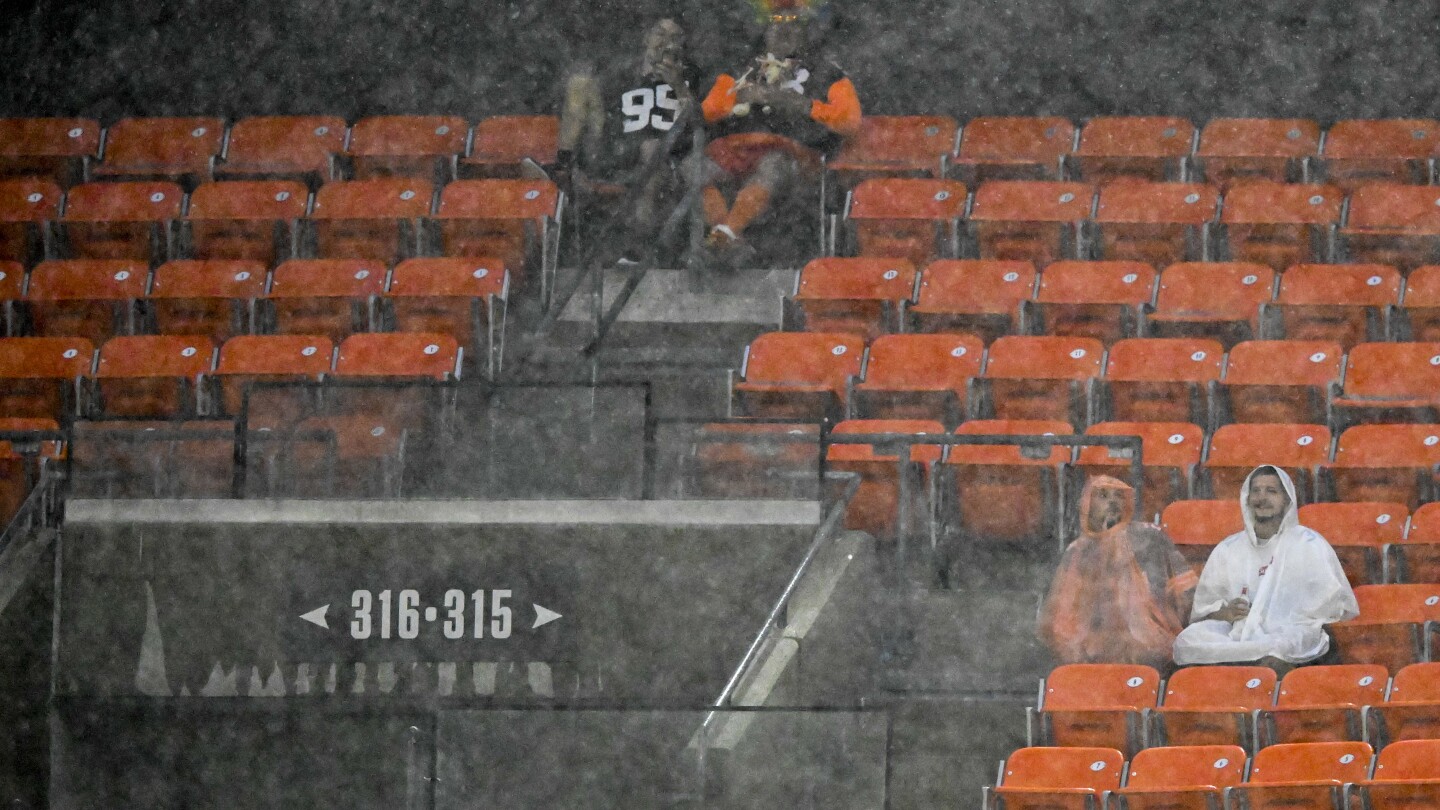 Storm, lightning delays start of exhibition between Washington Commanders and Cleveland Browns