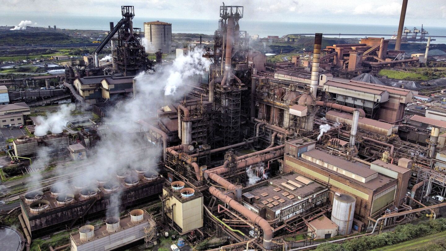 Стоманодобивните работници в най-големия завод за производство на стомана в Обединеното кралство гласуват за стачка заради загубата на работни места