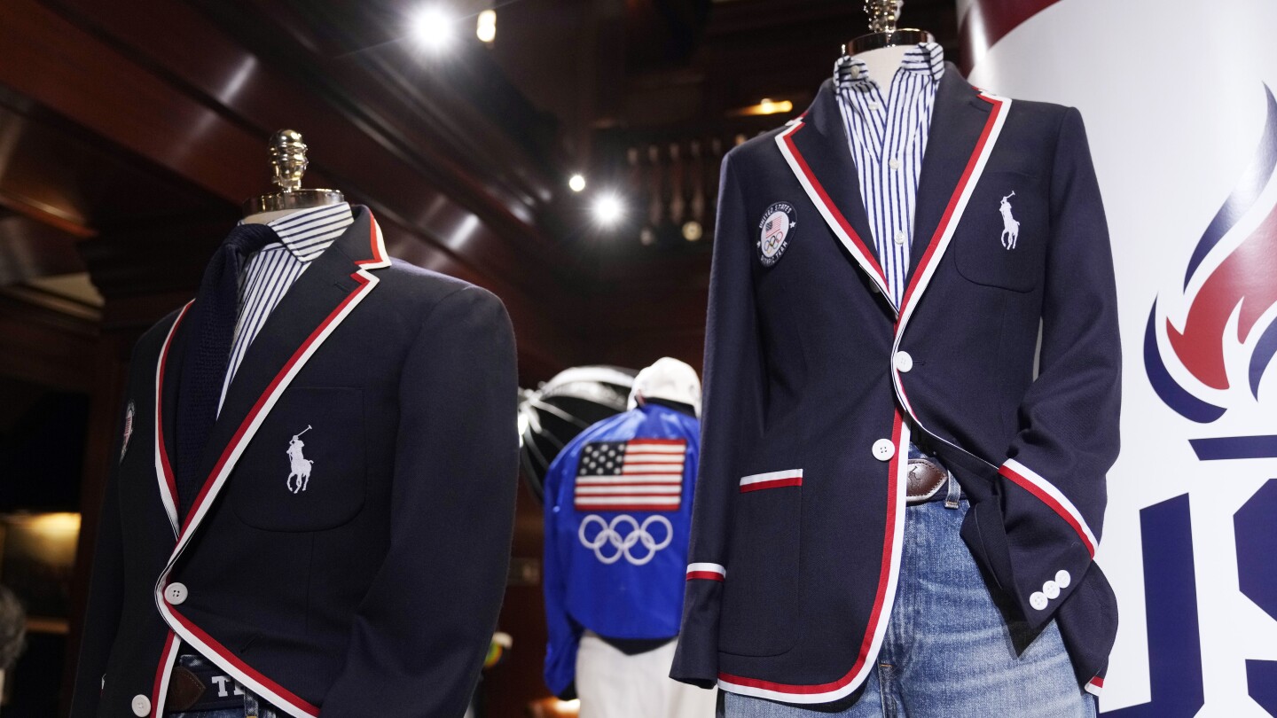 Ралф Лорън носи стандартни сини дънки за униформите на отбора на САЩ за откриването на олимпийската церемония