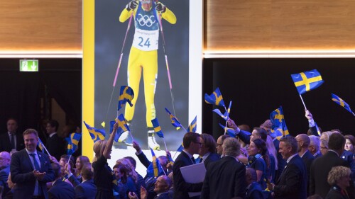 DATEI – Mitglieder der Stockholm-R-Delegation feiern während der Abschlusspräsentation der Stockholmer Kandidatenstädte am ersten Tag der 134. Sitzung des Internationalen Olympischen Komitees (IOC) im SwissTech-Kongresszentrum in Lausanne am 24. Juni 2019 in Schweden steht kurz davor, eine neunte Bewerbung für die Ausrichtung der Olympischen Spiele einzureichen. Winterspiele zum ersten Mal in einem Rennen, das sich als 2030-Spiele abzeichnet, mit nur einem klaren Kandidaten.  Schwedische Sportfunktionäre sagen, dass nach einer viermonatigen Machbarkeitsstudie der Wunsch besteht, dass das skandinavische Land die Olympischen Spiele ausrichtet.  (Laurent Gillieron/Keystone über AP, Datei)