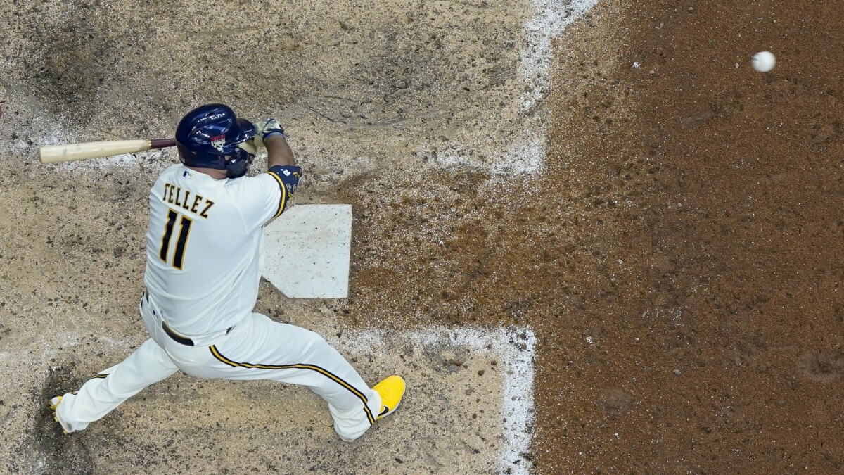 Tellez's 2 HRs, Davis' super catch send Brewers over Rays