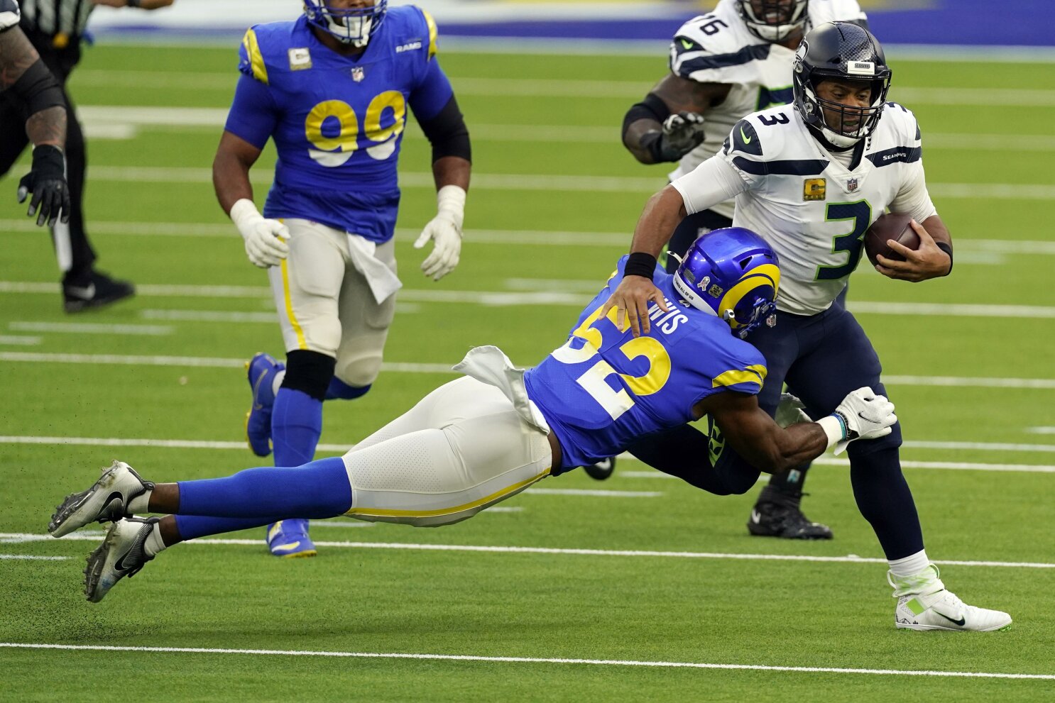 Russell Wilson struggles as Seahawks lose 23-16 to Rams