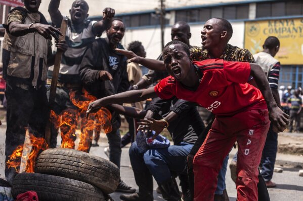 Protesters barricade the street with rocks and burning tires during anti-government protest in Nairobi, Kenya, Tuesday,July 23, 2024. Anti-government protesters in Kenya’s capital clashed with a pro-government group on Tuesday, leading to the burning of a motorcycle that belonged to people who were voicing their support for the president. (ĢӰԺ Photo/Samson Otieno)