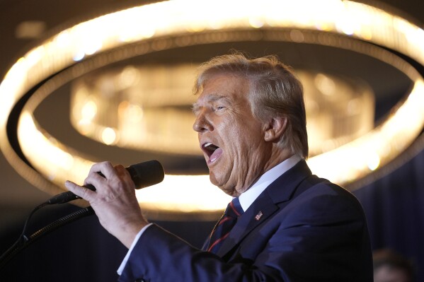 El candidato presidencial republicano, el expresidente Donald Trump, habla en una fiesta nocturna de las elecciones primarias en Nashua, NH, el martes 23 de enero de 2024. El fraude electoral fue algo de lo que Trump no se quejó después de su victoria en las primarias en New Hampshire.  Si bien Trump generalmente se abstiene de alegar fraude electoral en las elecciones que gana, dedica mucho tiempo a sentar las bases para denunciar fraude en caso de perder una próxima votación.  Ya lo ha estado haciendo con la vista puesta en las elecciones generales de noviembre.  (Foto AP/Matt Rourke)