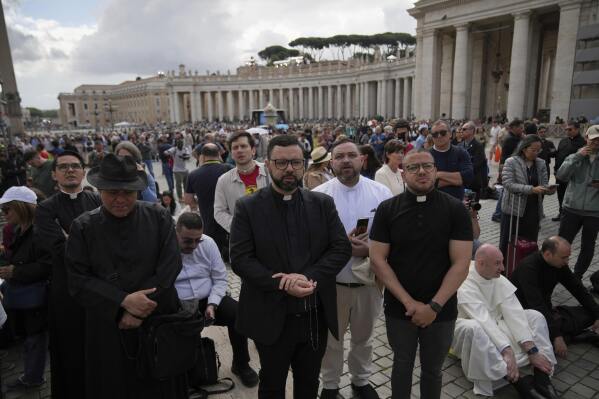 People at St. Peter's square wait to see smoke pour from the chimney of the Sistine Chapel where 133 cardinals are gathering on the second day of the conclave to elect a successor to late Pope Francis, at the Vatican, Thursday, May 8, 2025 (AP Photo/Alessandra Tarantino)